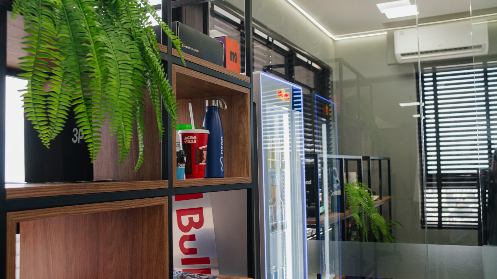 Estante com brindes e materiais de clientes da 3P